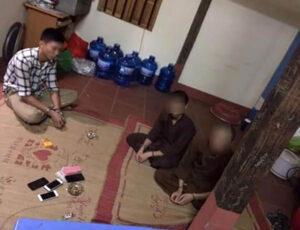 thầy sư tại thị xã Phổ Yên, Thái Nguyên tổ chức đánh bài trong chùa